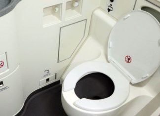 Ahora tendrás que pagar para ir al baño en los aviones