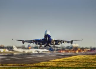 ¿Cuáles son los asientos más seguros en un avión?