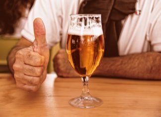 Beber cerveza y viajar alarga la vida, además rejuvenece según la ciencia