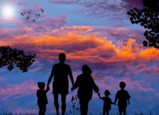 Familia busca a fotógrafo que la acompañe para viajar por el mundo
