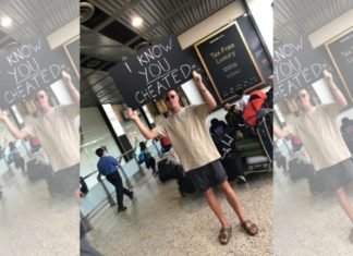 Esperó a su novia en el aeropuerto con un letrero que decía “sé que me engañaste”