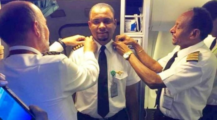 Conserje de aerolínea cumple su sueño de convertirse en capitán luego de 24 años