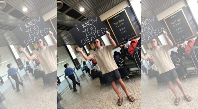 Esperó a su novia en el aeropuerto con un letrero que decía “sé que me engañaste”