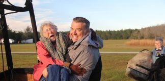 Abuelita de 90 años con cáncer elige viajar en lugar de tratamiento