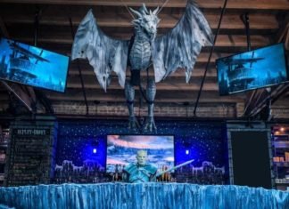 En este bar de Game of Thrones en Chicago puedes beber sentado en un trono de hierro