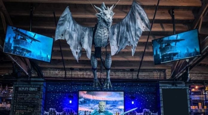 En este bar de Game of Thrones en Chicago puedes beber sentado en un trono de hierro