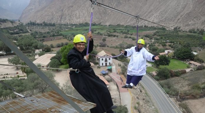 Sacerdotes practican deportes extremos para promover el turismo en su pueblo