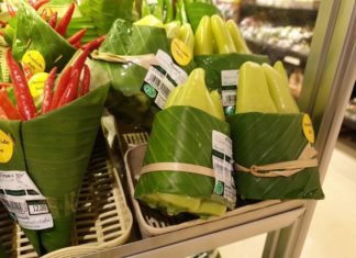 Supermercado tailandés usa hojas de plátano para envolver los alimentos
