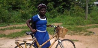 Mujer crea empresa que dona Bicicletas de bambu a los niños para que no dejen la escuela