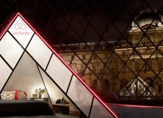 Ahora podrás dormir y cenar en la pirámide de Louvre gracias a Airbnb