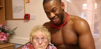 Festejó sus 89 años con strippers en el geriátrico y las fotos se hicieron virales