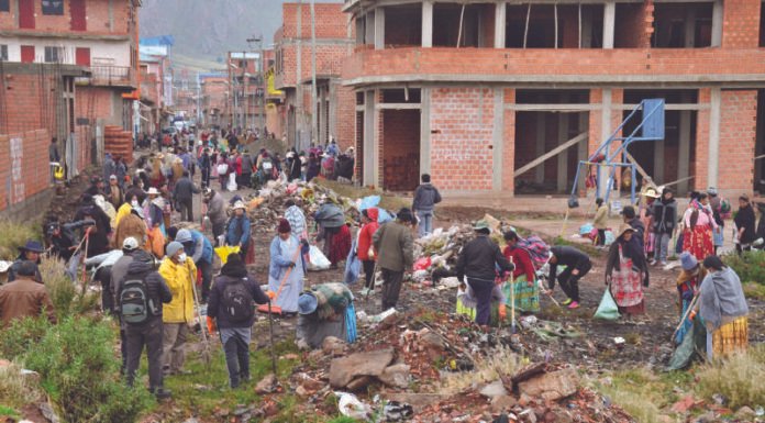 Con escobas y palas, Bolivia y Perú limpian el Desaguadero