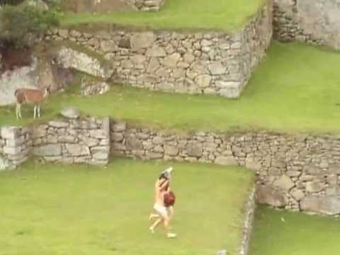 (VIDEO) Turistas se grabaron corrieron desnudos en Machu Picchu y son expulsados de por vida del Santuario