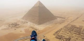 Detenido por escalar hasta la cima de la gran pirámide de Guiza
