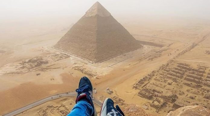 Detenido por escalar hasta la cima de la gran pirámide de Guiza