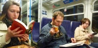 En Rumania puedes viajar gratis si vas leyendo libros durante el trayecto