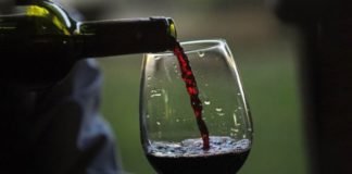 Una copa de vino tinto equivale a una hora en el gimnasio, según un estudio