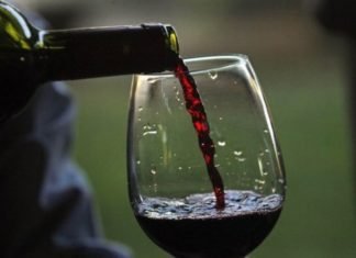Una copa de vino tinto equivale a una hora en el gimnasio, según un estudio
