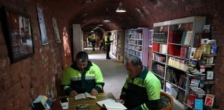 Trabajadores de la basura crean biblioteca con libros que son desechados