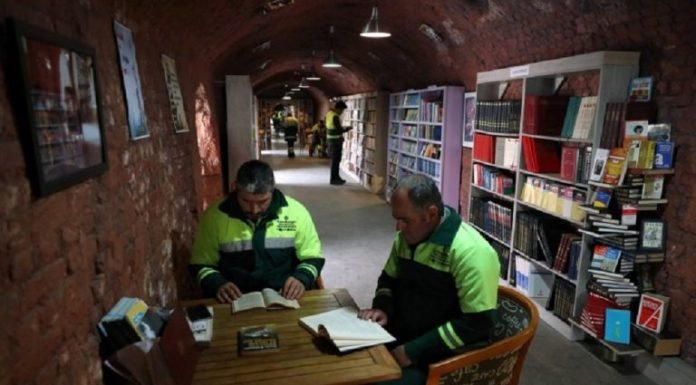 Trabajadores de la basura crean biblioteca con libros que son desechados
