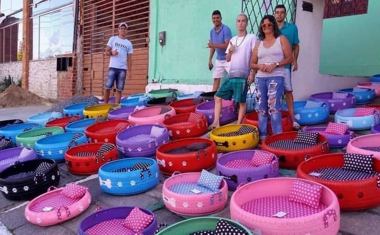 Artista brasileño transforma viejos neumáticos en camitas para los perros callejeros