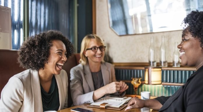 Mujeres que hablan demasiado viven más años y son más felices