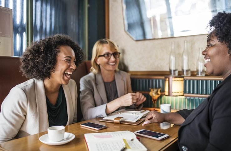 Mujeres que hablan demasiado viven más años y son más felices