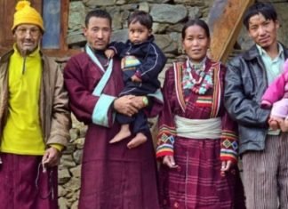Con sus tres maridos, mujer nepalí dice ser muy feliz