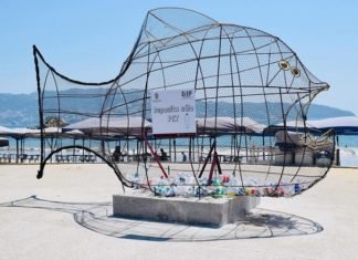 Playas de México colocan “peces gigantes” para recolectar plásticos