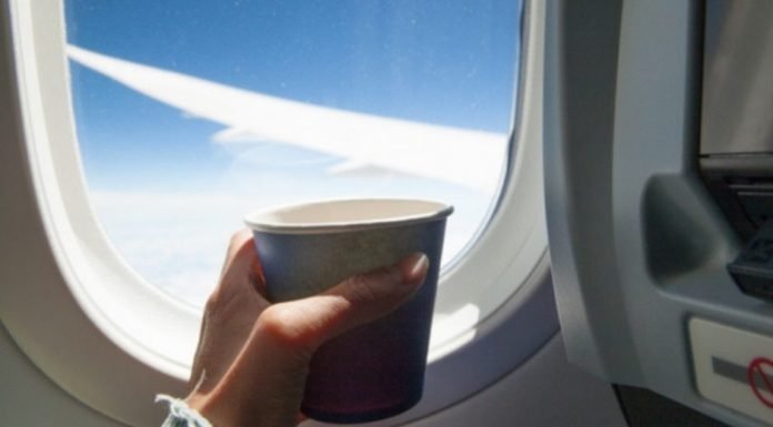 Aunque sea gratis, no deberías pedir té o café en un avión