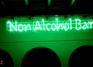 De fiesta, pero sobrios: bares, discotecas y estadios abren espacios libres de alcohol