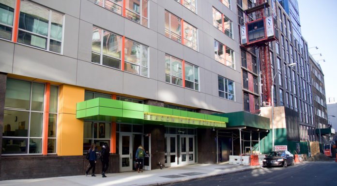 Estudiante de Nueva York recibirá 60 millones de dólares de indemnización por quemarse con un experimento