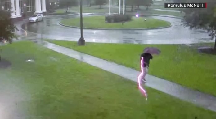 Video capta cuando casi un rayo alcanza a un hombre