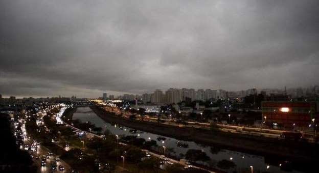 Sao Paulo oscureció a las 3 de la tarde por incendio en la Amazonía de Brasil