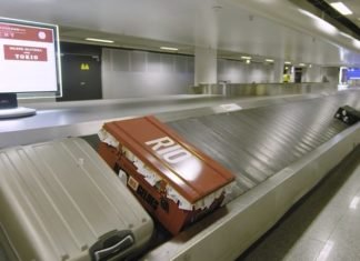 Desfilaron por las cintas del aeropuerto maletas de color rojo de los integrantes de la casa de papel