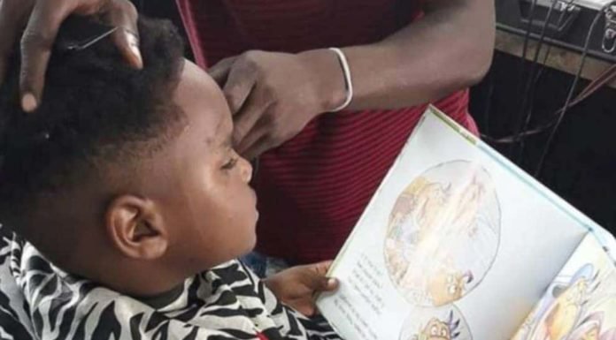 Barbero ofrece descuentos a los niños que leen mientras se cortan el cabello