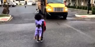 El cálido recibimiento que una pequeña le da a su hermano mayor