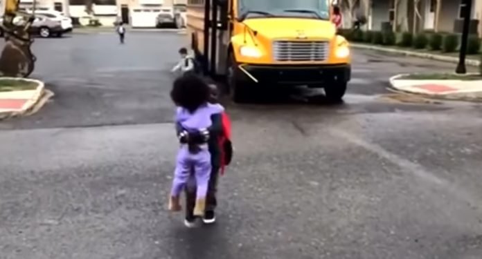 El cálido recibimiento que una pequeña le da a su hermano mayor