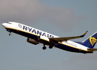 Escándalo en Ryanair: dejaron a los pasajeros atrapados 12 horas en un avión sin aire y les cobraron el agua