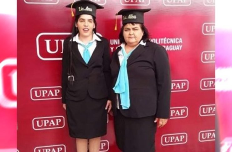 Mamá ingresa a la universidad para apoyar a su hija ciega, a los 54 años se gradúa junto con ella