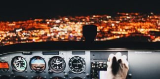 Un piloto, suspendido de por vida por permitir a una pasajera tomarse una foto en su asiento en la cabina en pleno vuelo
