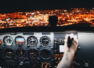 Un piloto, suspendido de por vida por permitir a una pasajera tomarse una foto en su asiento en la cabina en pleno vuelo