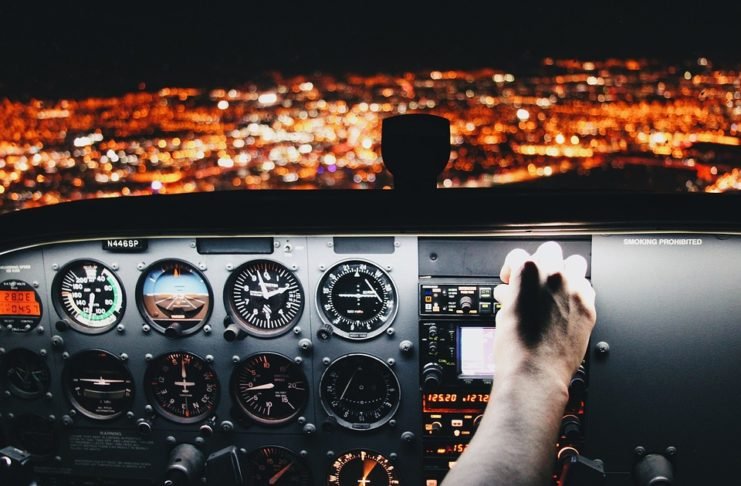 Un piloto, suspendido de por vida por permitir a una pasajera tomarse una foto en su asiento en la cabina en pleno vuelo