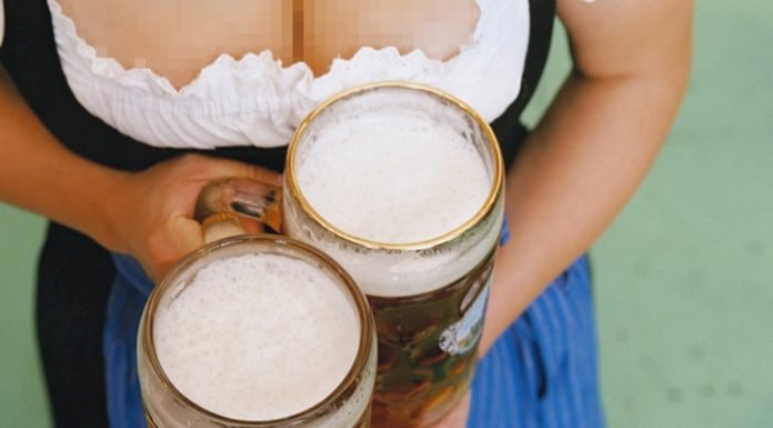 Beber cerveza en exceso hace que tus pechos aumenten