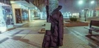 En Turquía la gente deja las chaquetas en los árboles para los indigentes y los pobres