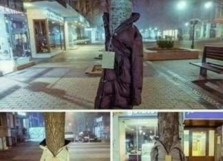 En Turquía la gente deja las chaquetas en los árboles para los indigentes y los pobres