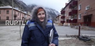 Esta abuelita camina durante kilómetros para llevar cartas y aunque no gana mucho ella lo disfruta.