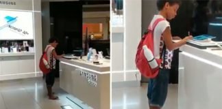 Captan a niño usando tablet de una tienda para hacer su tarea. En su casa no tiene las herramientas