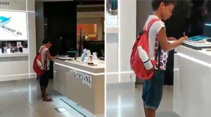 Captan a niño usando tablet de una tienda para hacer su tarea. En su casa no tiene las herramientas