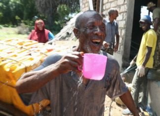 Instalaron la primera planta solar que convierte el agua de los océanos en potable en Kenia